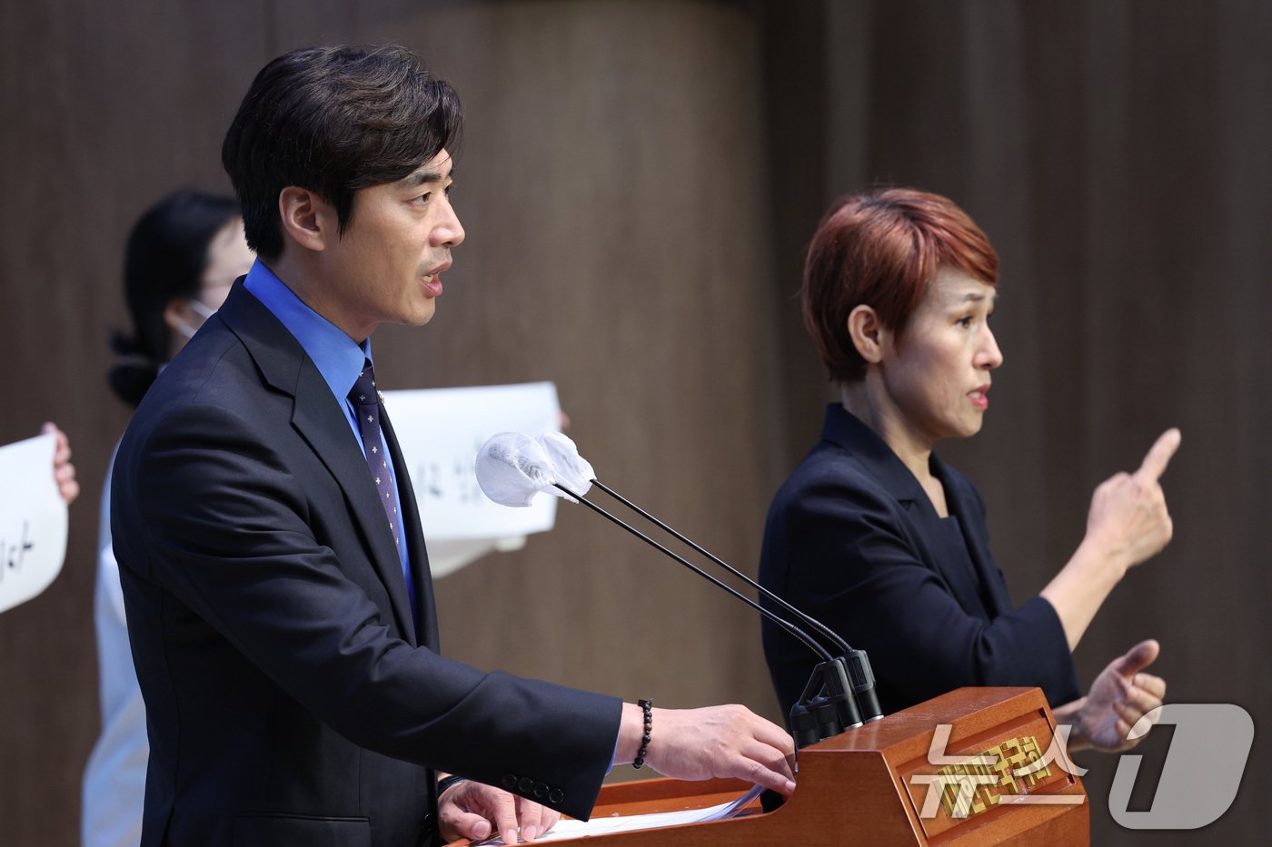 본문 이미지 - 한준호 더불어민주당 의원이 4일 오후 서울 여의도 국회 소통관에서 이진숙 방송통신위원회 위원장 지명 철회 촉구 기자회견을 하고 있다. 2024.7.4/뉴스1 ⓒ News1 신웅수 기자