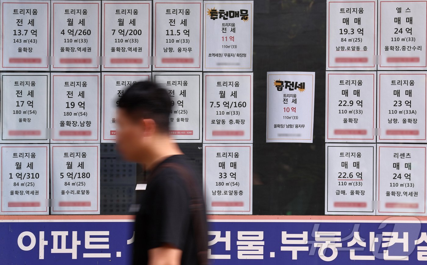 본문 이미지 - 4일 서울의 한 공인중개사무소에 전·월세 등 아파트 매물 시세가 게시돼 있다. 2024.7.4/뉴스1 ⓒ News1 구윤성 기자