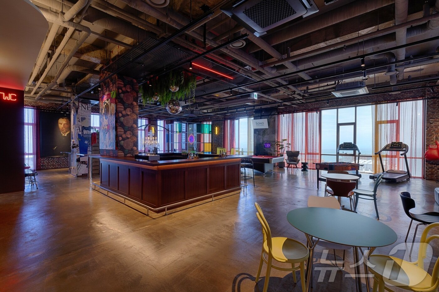 본문 이미지 - 소노문 해운대 20층에 위치한 라운지의 모습.(소노인터내셔널 제공)