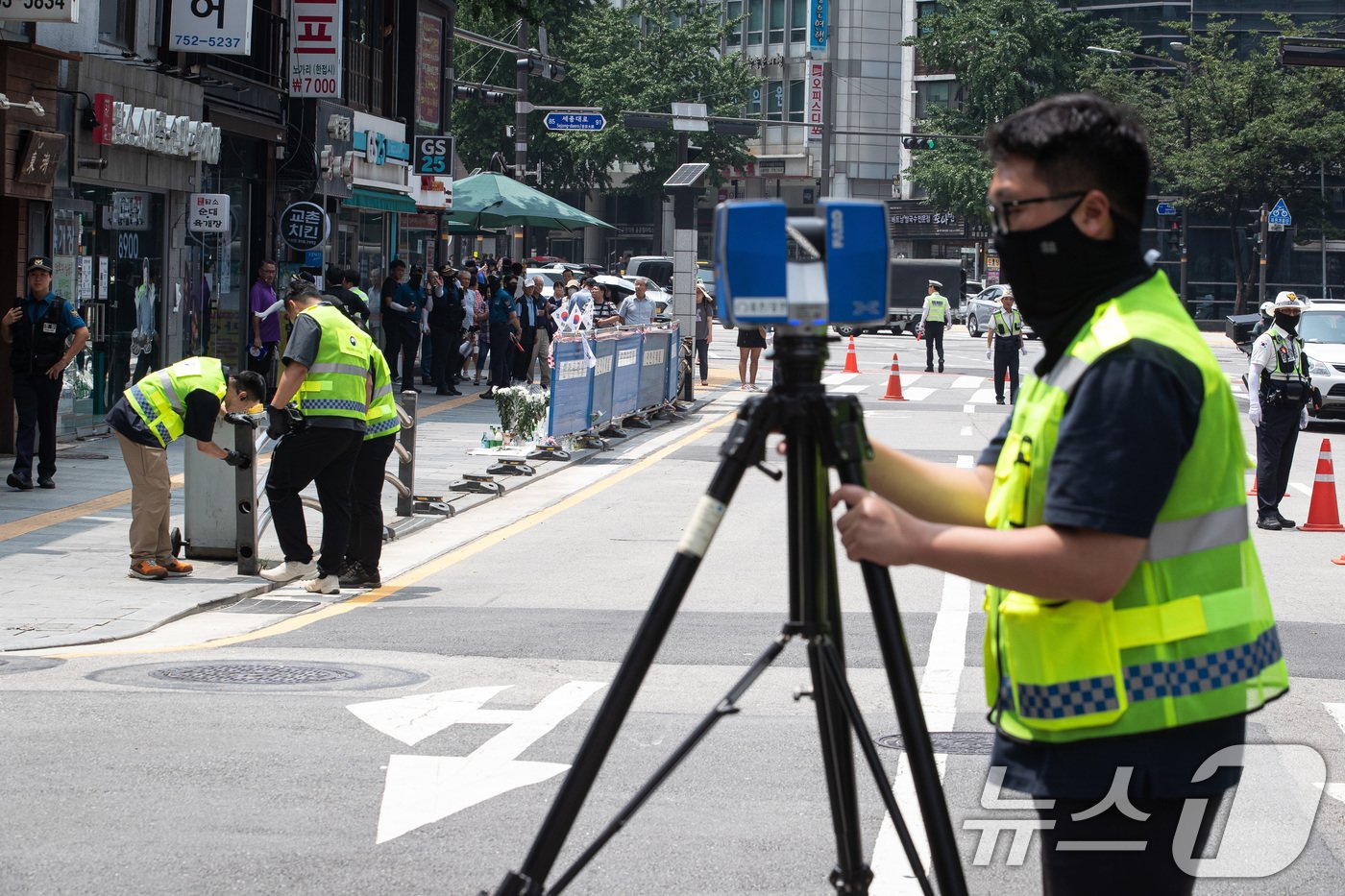 본문 이미지 - 국립과학수사연구원 관계자들이 4일 서울 중구 시청역 인근 역주행 교통사고 현장에서 3D 스캐너를 활용해 사고조사를 하고 있다. 2024.7.4/뉴스1 ⓒ News1 유승관 기자