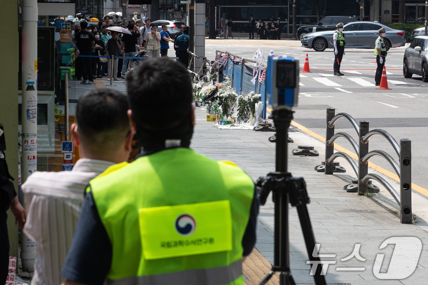 본문 이미지 - 국립과학수사연구원 관계자들이 4일 서울 중구 시청역 인근 역주행 교통사고 현장에서 3D 스캐너를 활용해 사고조사를 하고 있다. 2024.7.4/뉴스1 ⓒ News1 유승관 기자