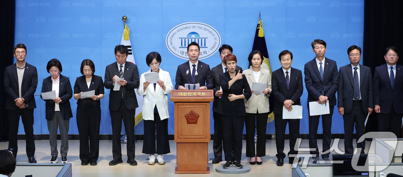 본문 이미지 - 국회 과학기술정보방송통신위원회 소속 더불어민주당, 조국혁신당 의원들이 4일 오후 서울 여의도 국회 소통관에서 이진숙 방송통신위원회 위원장 지명 철회 촉구 기자회견을 하고 있다. 2024.7.3/뉴스1 ⓒ News1 신웅수 기자