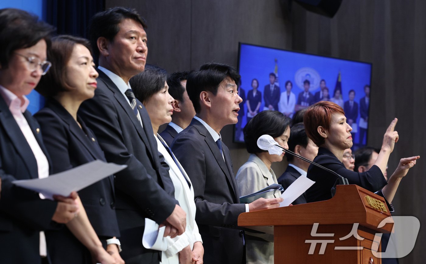 본문 이미지 - 국회 과학기술정보방송통신위원회 소속 더불어민주당, 조국혁신당 의원들이 4일 오후 서울 여의도 국회 소통관에서 이진숙 방송통신위원회 위원장 지명 철회 촉구 기자회견을 하고 있다. 2024.7.3/뉴스1 ⓒ News1 신웅수 기자
