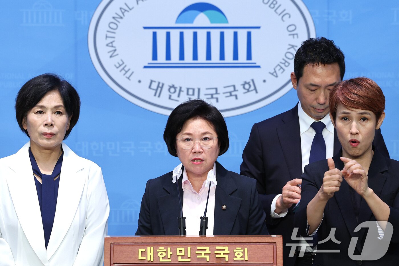 본문 이미지 - 국회 과학기술정보방송통신위원회 소속 더불어민주당, 조국혁신당 의원들이 4일 오후 서울 여의도 국회 소통관에서 이진숙 방송통신위원회 위원장 지명 철회 촉구 기자회견을 하고 있다. 2024.7.3/뉴스1 ⓒ News1 신웅수 기자
