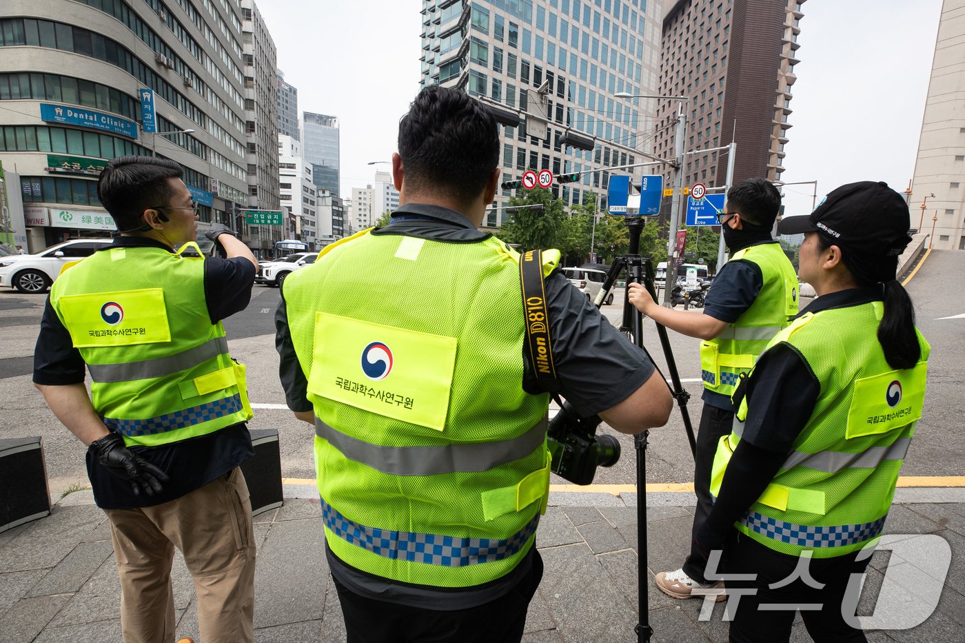 본문 이미지 - 국립과학수사연구원 관계자들이 4일 서울 중구 시청역 인근 역주행 교통사고 현장에서 3D 스캐너를 활용해 사고조사를 하고 있다. 2024.7.4/뉴스1 ⓒ News1 유승관 기자