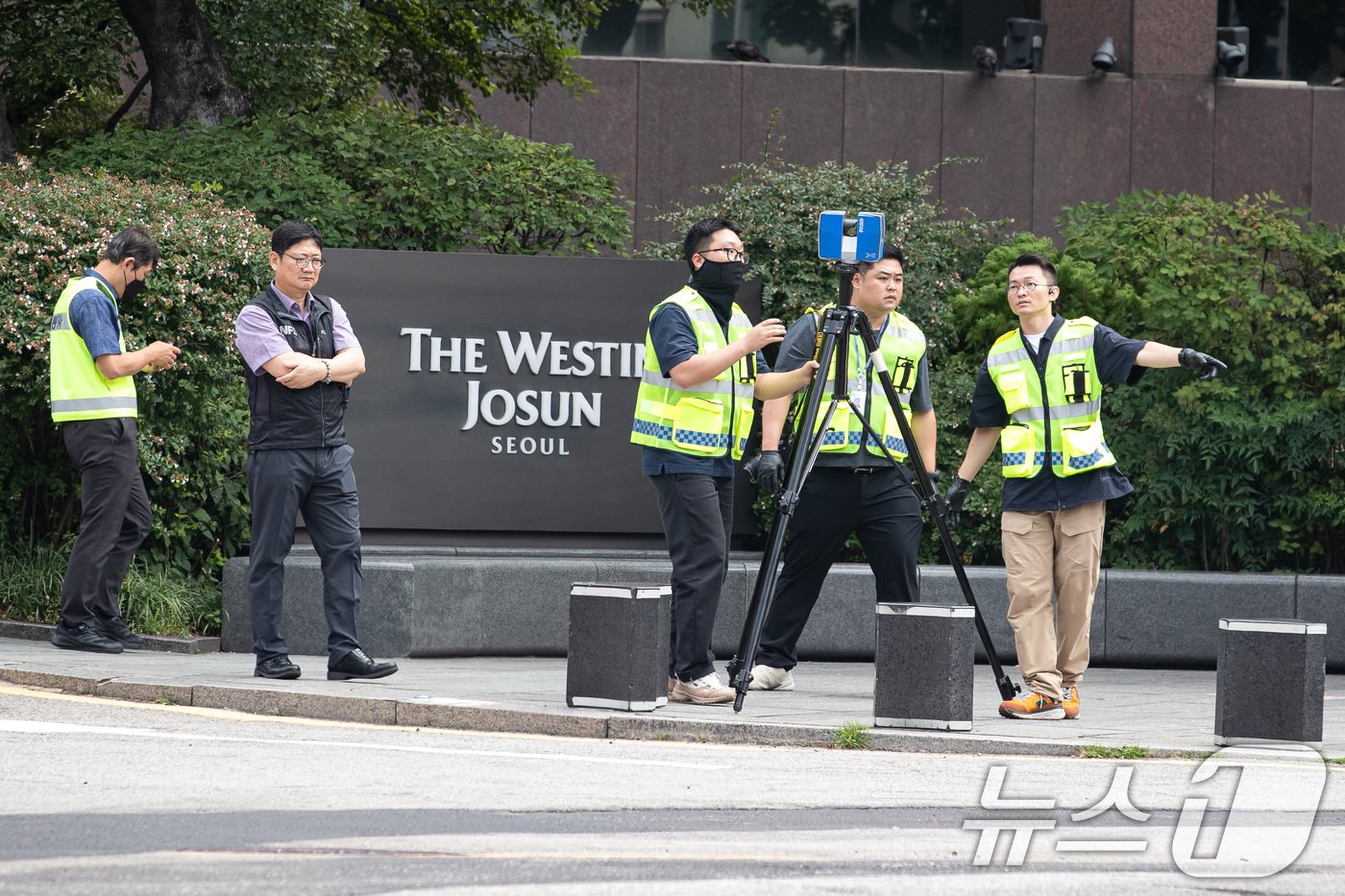 본문 이미지 - 국립과학수사연구원 관계자들이 4일 서울 중구 시청역 인근 역주행 교통사고 현장에서 3D 스캐너를 활용해 사고조사를 하고 있다. 2024.7.4/뉴스1 ⓒ News1 유승관 기자