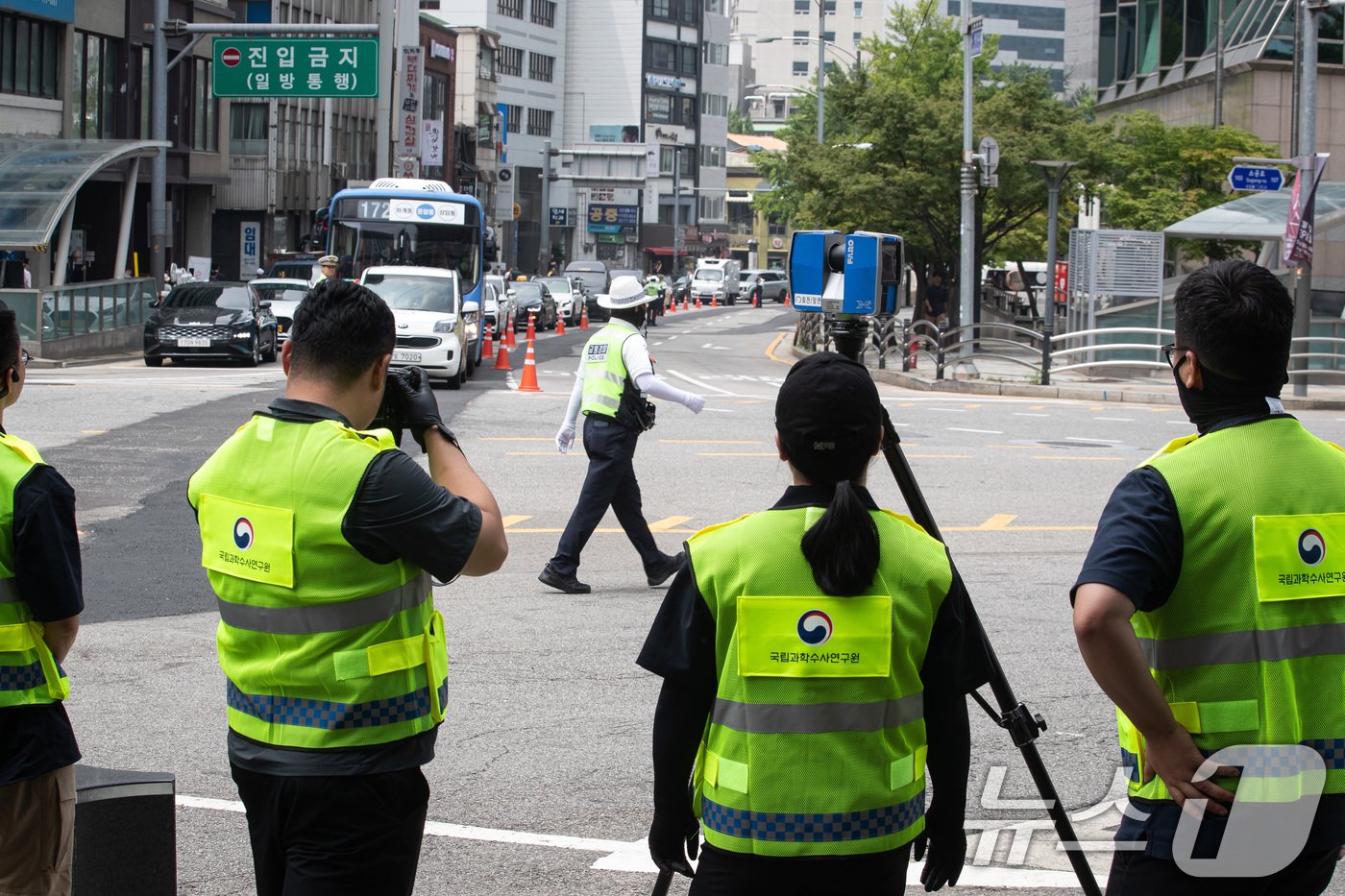 본문 이미지 - 국립과학수사연구원 관계자들이 4일 서울 중구 시청역 인근 역주행 교통사고 현장에서 3D 스캐너를 활용해 사고조사를 하고 있다. 2024.7.4/뉴스1 ⓒ News1 유승관 기자
