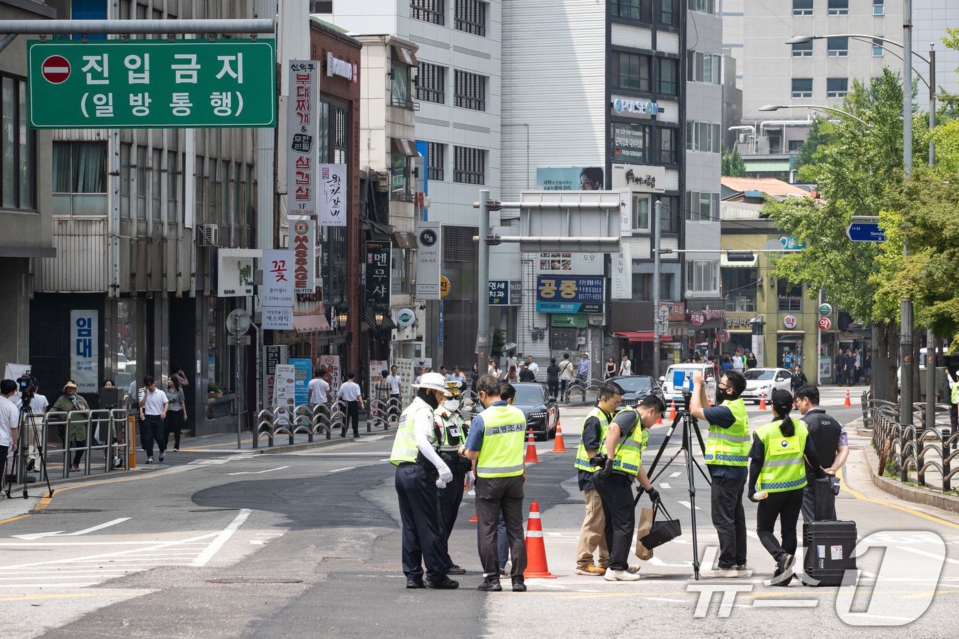 본문 이미지 - 국립과학수사연구원 관계자들이 4일 서울 중구 시청역 인근 역주행 교통사고 현장에서 3D 스캐너를 활용해 사고조사를 하고 있다. 2024.7.4/뉴스1 ⓒ News1 유승관 기자