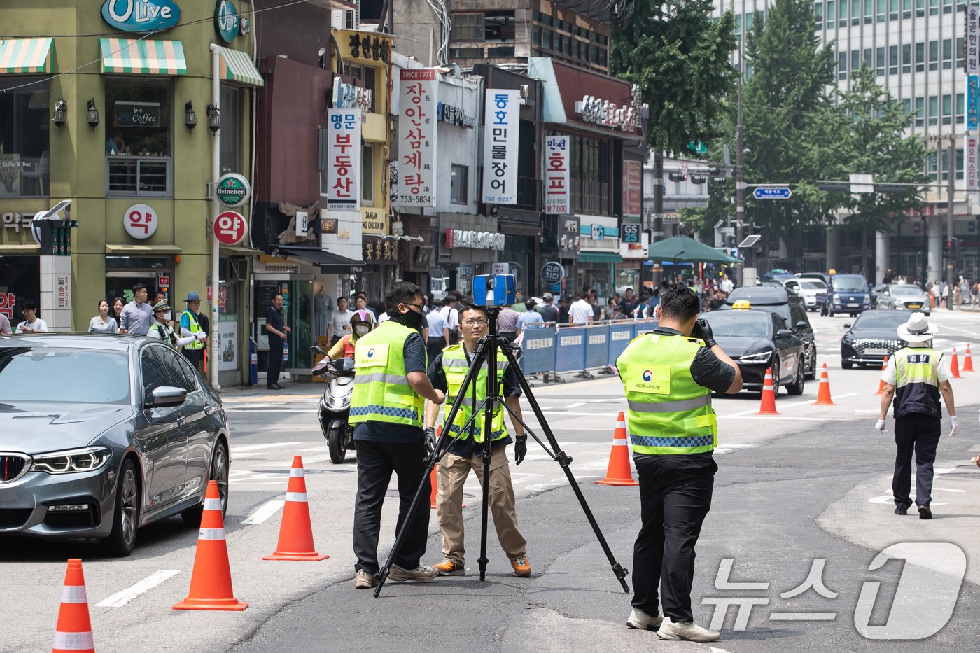 국립과학수사연구원 관계자들이 4일 서울 중구 시청역 인근 역주행 교통사고 현장에서 3D 스캐너를 활용해 사고조사를 하고 있다. 2024.7.4/뉴스1 ⓒ News1 유승관 기자