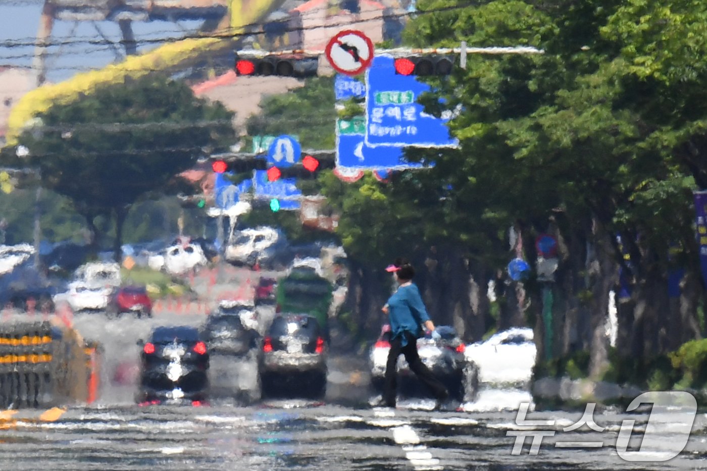 본문 이미지 - 경북 포항시 낮 최고기온이 34.4도까지 치솟은 4일 오후 남구청 앞 아스팔트에서 아지랭이가 피어오르고 있다. ⓒ News1 최창호 기자
