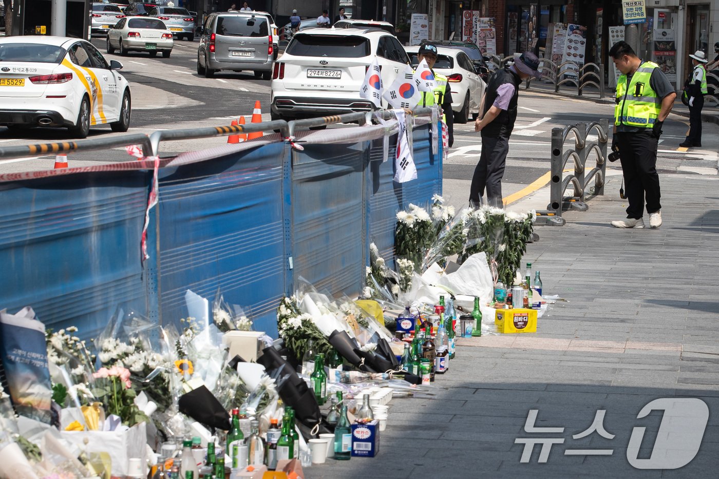 국립과학수사연구원 관계자들이 4일 서울 중구 시청역 인근 역주행 교통사고 현장에서 사고차량이 돌파한 펜스를 확인하고 있다. 2024.7.4/뉴스1 ⓒ News1 유승관 기자