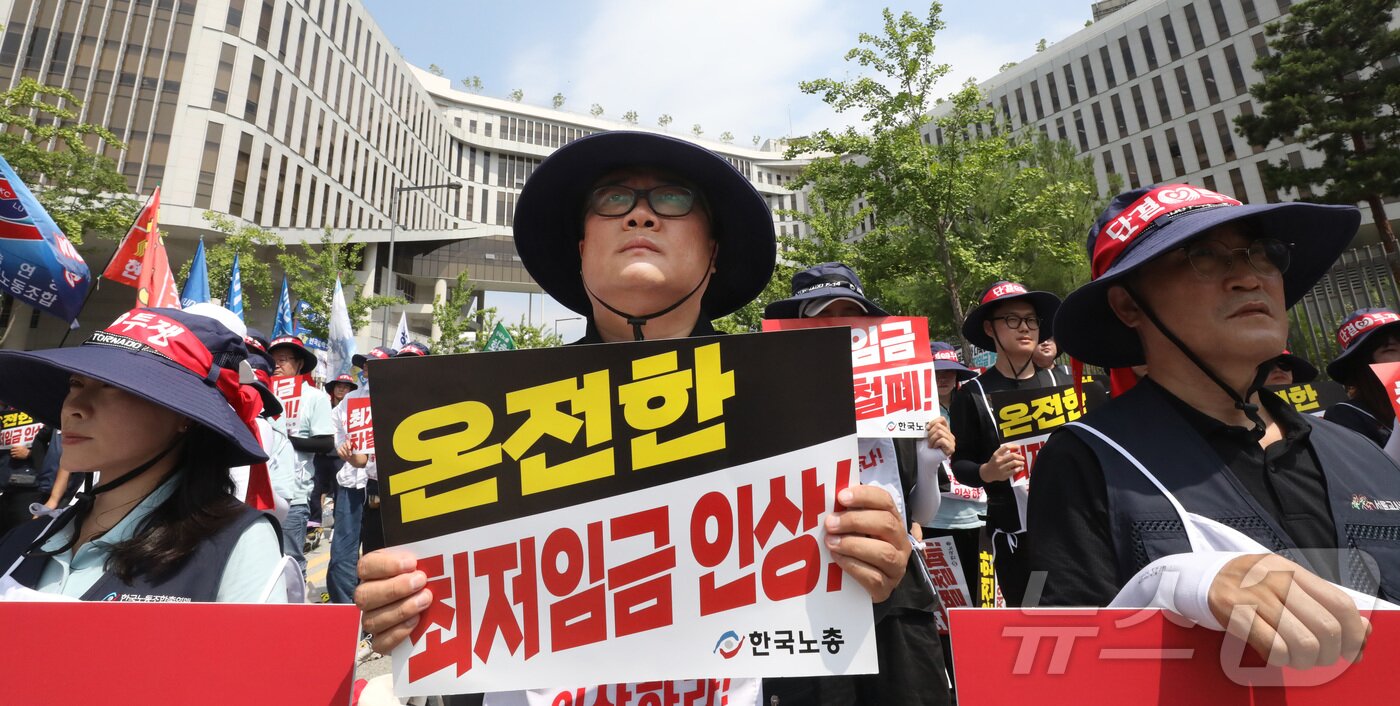 한국노동조합총연맹 조합원들이 4일 오후 최저임금위원회 전원회의가 열리는 세종시 고용노동부 앞에서 집회를 열고 최저임금 인상 및 차등적용 철폐를 주장하며 구호를 외치고 있다.2024.7.4/뉴스1 ⓒ News1 김기남 기자