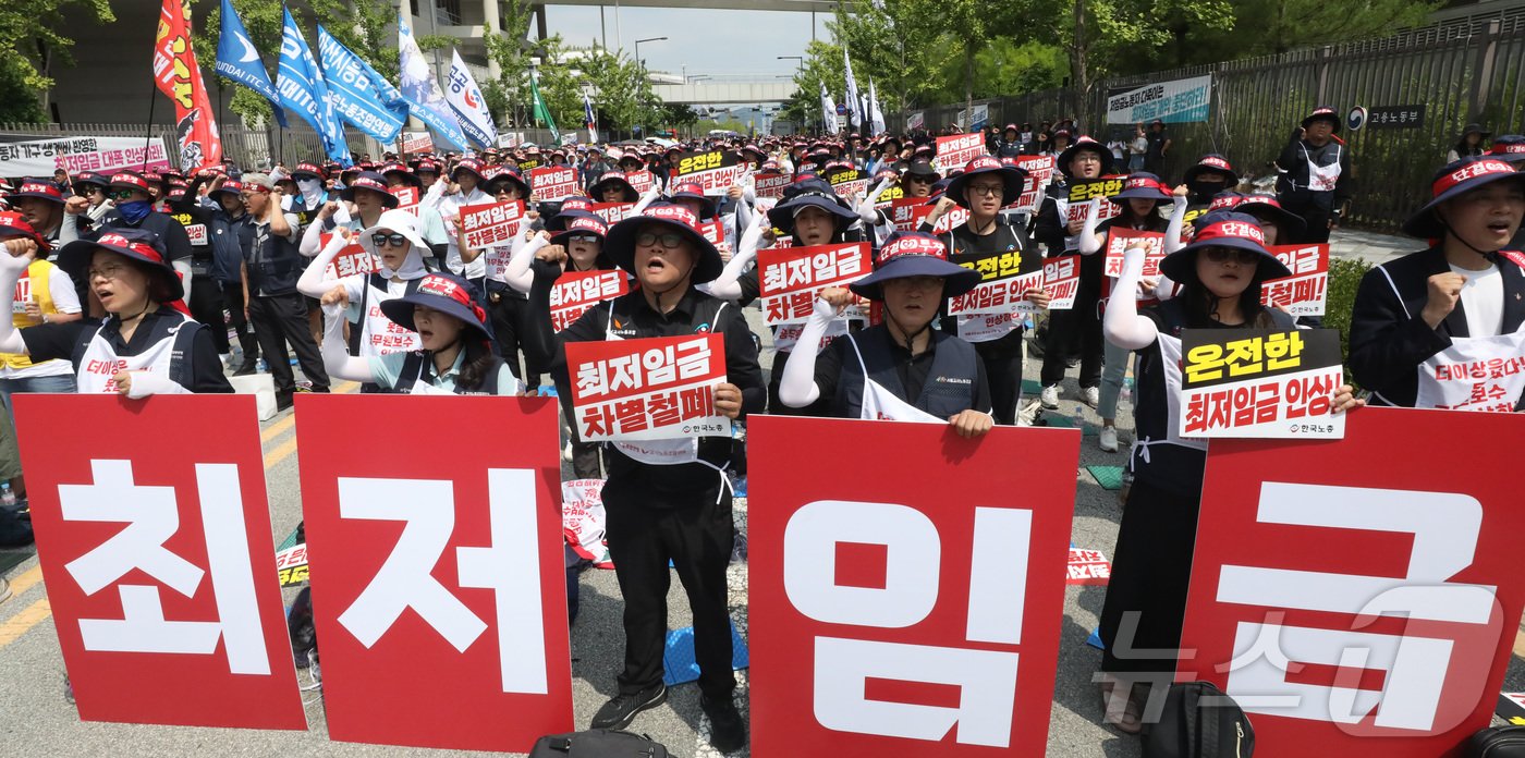 한국노동조합총연맹 조합원들이 4일 오후 최저임금위원회 전원회의가 열리는 세종시 고용노동부 앞에서 집회를 열고 최저임금 인상 및 차등적용 철폐를 주장하며 구호를 외치고 있다.2024.7.4/뉴스1 ⓒ News1 김기남 기자