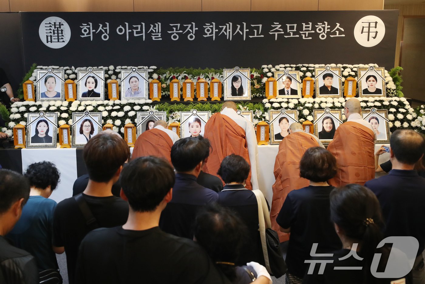 본문 이미지 - 아리셀 화재 참사가 발생한 지 열흘이 지난 4일 경기 화성시청에 로비에 마련된 '화성 아리셀 공장 화재사고 추모분향소'에서 유가족들이 영정과 위패를 모신 뒤 묵념을 하고 있다. 2024.7.4/뉴스1 ⓒ News1 김영운 기자