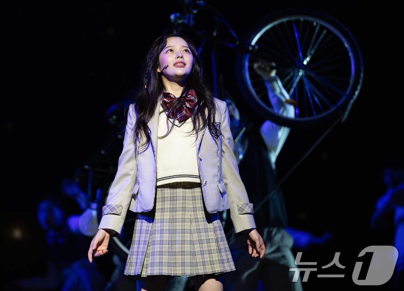 본문 이미지 - 배우 정지소가 4일 오후 서울 서초구 예술의전당 CJ토월극장에서 열린 뮤지컬 '4월은 너의 거짓말' 프레스콜에서 열정적인 무대를 선보이고 있다. '4월은 너의 거짓말'은 일본 만화가 아라카와 나오시의 작품으로, 일본 최대 출판사 고단샤의 '월간 소년 매거진'에서 지난 2011년부터 2015년까지 연재된 만화를 원작으로 한다. 2024.7.4/뉴스1 ⓒ News1 이재명 기자