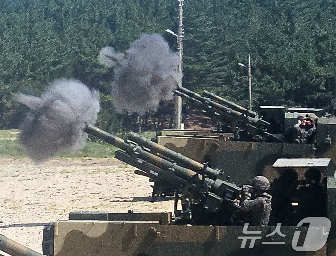 육군 50사단 포병부대가 4일 경북 포항시 북구 송라면 화진리 해안사격장에서 105mm 자륜형자주표 &#39;풍익&#39; 사격 훈련을 실시하고 있다. &#40;육군 50사단제공&#41; 2024.7.4/뉴스1 ⓒ News1 최창호 기자