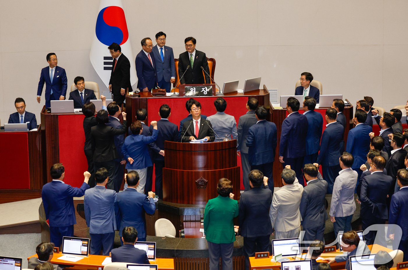 우원식 국회의장이 4일 오후 서울 여의도 국회 본회의장에서 해병대원 특검법&#40;순직 해병 수사 방해 및 사건 은폐 등의 진상규명을 위한 특별검사의 임명 등에 관한 법률안&#41; 찬반 무제한 토론&#40;필리버스터&#41; 곽규택 국민의힘 의원이 발언 중인 가운데 중지를 선언하자 국민의힘 의원들이 항의하고 있다. 2024.7.4/뉴스1 ⓒ News1 안은나 기자