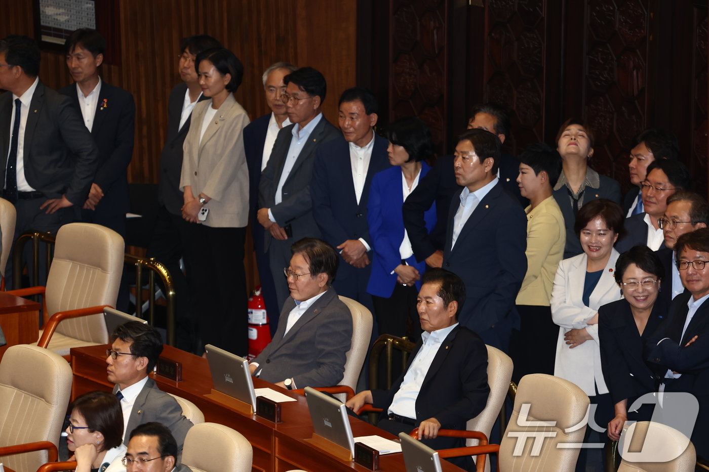 이재명 전 대표를 비롯한 더불어민주당 의원들이 4일 오후 서울 여의도 국회 본회의장에서 우원식 국회의장이 채상병 특검법 법안 처리 저지를 위한 무제한 토론&#40;필리버스터&#41;을 강제 종결하자 항의하는 국민의힘 의원들을 바라보고 있다. 2024.7.4/뉴스1 ⓒ News1 김민지 기자