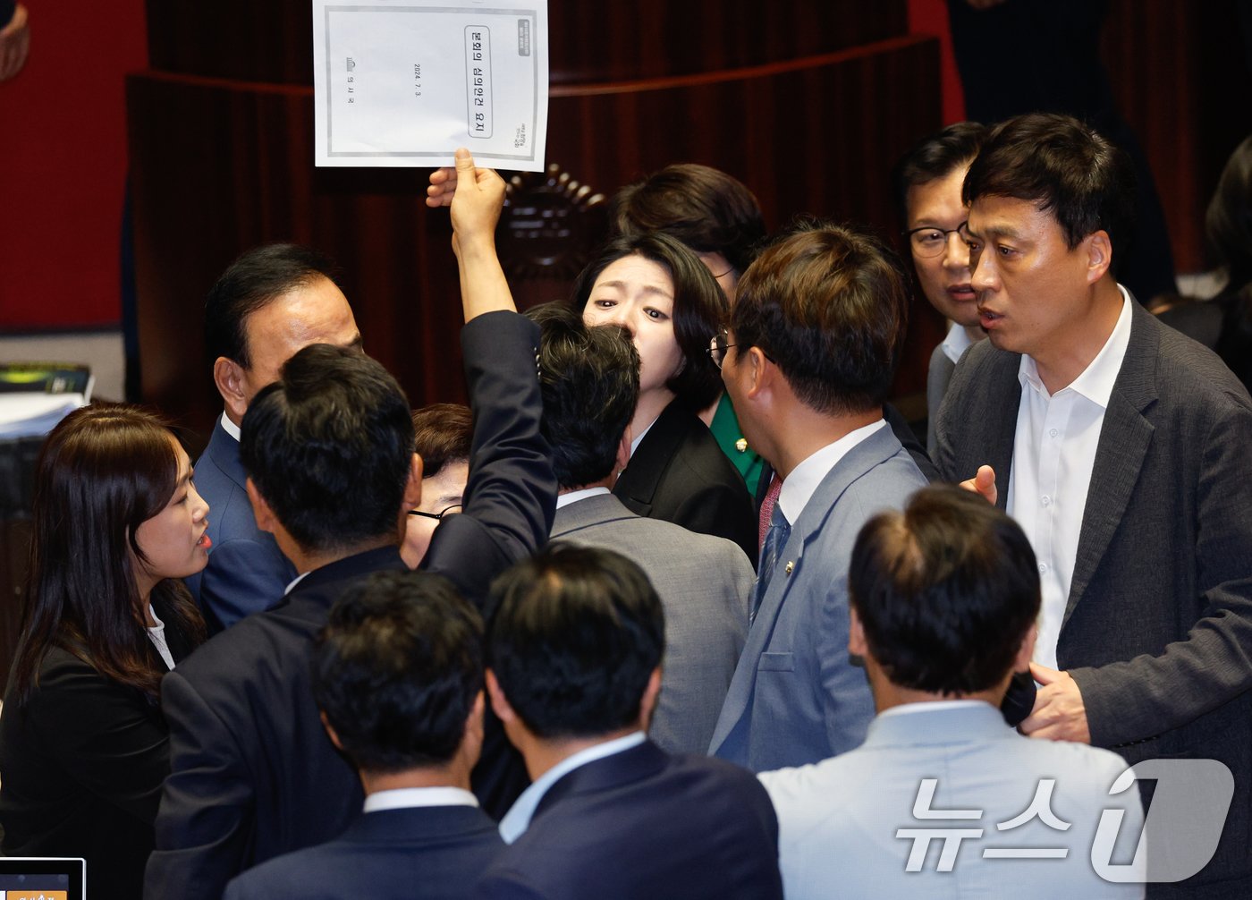 본문 이미지 - 우원식 국회의장이 4일 오후 서울 여의도 국회 본회의장에서 해병대원 특검법 찬반 무제한 토론(필리버스터) 곽규택 국민의힘 의원이 발언 중지를 선언하고 순직 해병 수사 방해 및 사건 은폐 등의 진상규명을 위한 특별검사의 임명 등에 관한 법률안에 대한 무제한 토론 종결동의의 건을 상정하자 국민의힘 의원들이 의장석에 몰려가 항의, 배현진 국민의힘 의원과 진성준 더불어민주당 의원이 언쟁을 벌이고 있다. 2024.7.4/뉴스1 ⓒ News1 안은나 기자