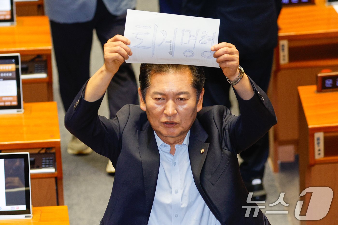 본문 이미지 - 우원식 국회의장이 4일 오후 서울 여의도 국회 본회의장에서 해병대원 특검법 찬반 무제한 토론(필리버스터) 곽규택 국민의힘 의원이 발언 중지를 선언하고 순직 해병 수사 방해 및 사건 은폐 등의 진상규명을 위한 특별검사의 임명 등에 관한 법률안에 대한 무제한 토론 종결동의의 건을 상정하자 국민의힘 의원들이 의장석에 몰려가 항의, 정청래 더불어민주당 의원이 '퇴거명령'이라고 적은 종이를 들고 있다. 2024.7.4/뉴스1 ⓒ News1 안은나 기자