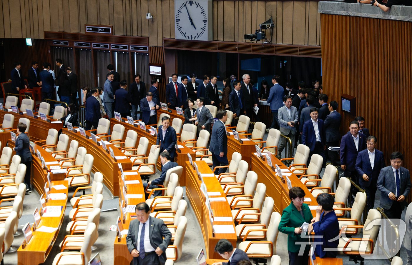 본문 이미지 - 우원식 국회의장이 4일 오후 서울 여의도 국회 본회의장에서 해병대원 특검법 찬반 무제한 토론(필리버스터) 곽규택 국민의힘 의원이 발언 중지를 선언하고 순직 해병 수사 방해 및 사건 은폐 등의 진상규명을 위한 특별검사의 임명 등에 관한 법률안에 대한 무제한 토론 종결동의의 건을 상정하자 야당 의원들은 투표, 국민의힘 의원들은 항의 후 퇴장하고 있다. 2024.7.4/뉴스1 ⓒ News1 안은나 기자