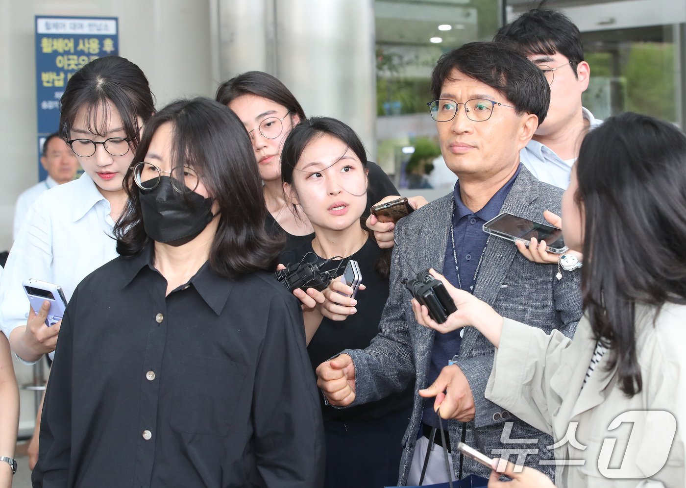 본문 이미지 - 시청역 인도 차량돌진 사고를 수사 중인 남대문경찰서 수사관들이 4일 오후 운전자 차 모 씨(68)에 대한 방문 조사를 마치고 서울 종로구 서울대병원을 나서고 있다. 2024.7.4/뉴스1 ⓒ News1 임세영 기자,김명섭 기자