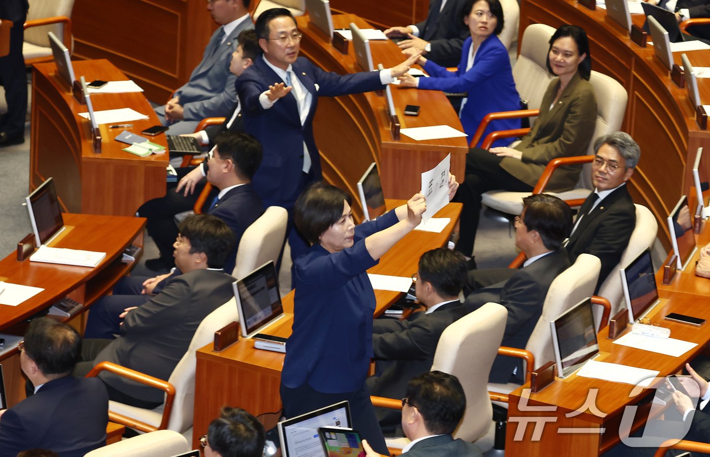 본문 이미지 - 국회 과학정보방송통신위원장이자 더불어민주당 최민희 의원이 4일 오후 서울 여의도 국회 본회의장에서 순직 해병 수사 방해 및 사건 은폐 등의 진상규명을 위한 특별검사의 임명 등에 관한 법률안에 대한 무제한 토론 종결동의의 건이 상정되자 '표결'이라고 적힌 종이를 들어보이고 있다. 2024.7.4/뉴스1 ⓒ News1 김민지 기자