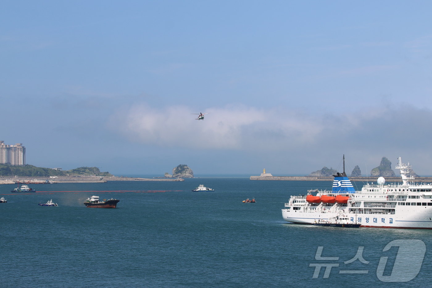 4일 국립해양박물관 앞 해상에서 민관 합동 복합해양사고 대응훈련을 하고 있다.2024.7.4.&#40;부산해경서 제공&#41;