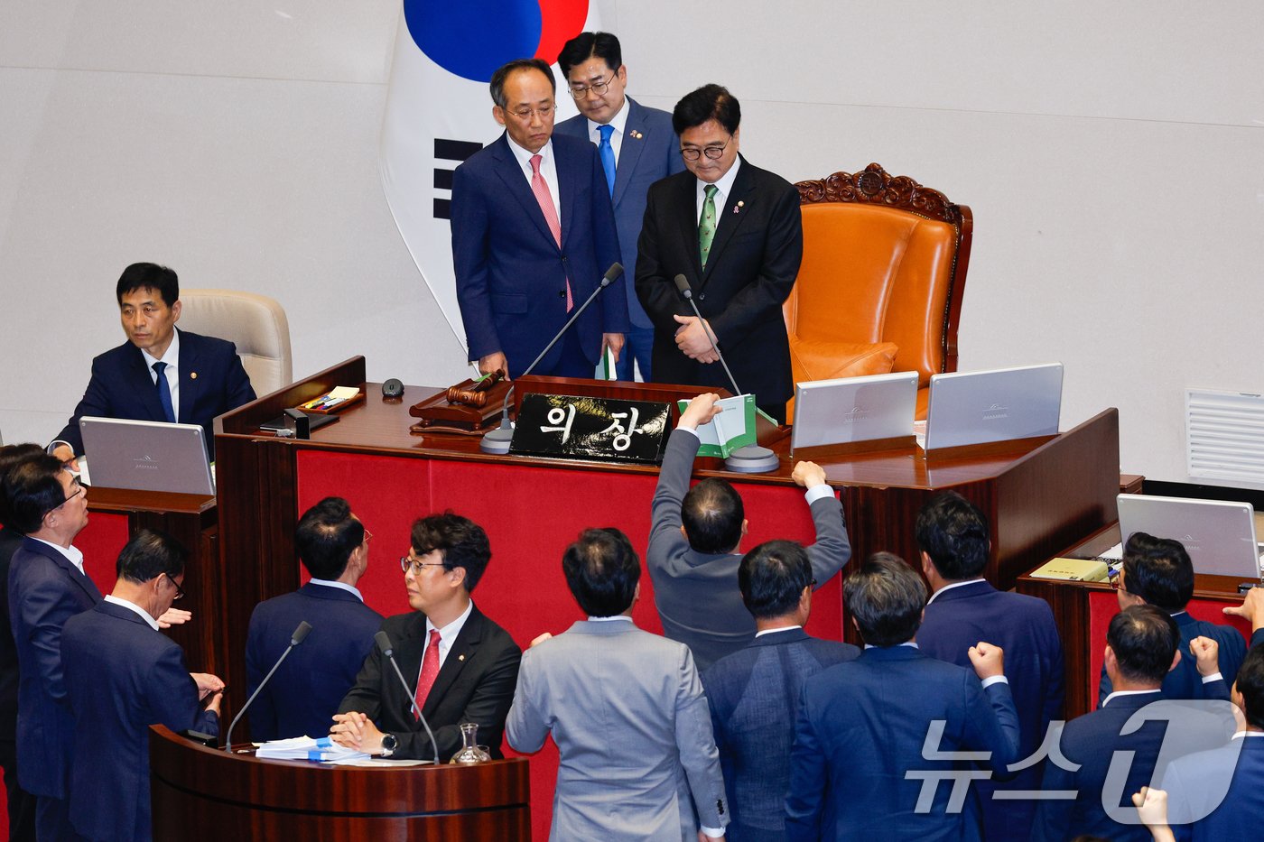 우원식 국회의장이 4일 오후 서울 여의도 국회 본회의장에서 해병대원 특검법 무제한 토론&#40;필리버스터&#41; 중지를 선언하고 종결동의의 건을 상정하자 국민의힘 의원들이 의장석에 몰려가 항의하고 있다. 2024.7.4/뉴스1 ⓒ News1 안은나 기자