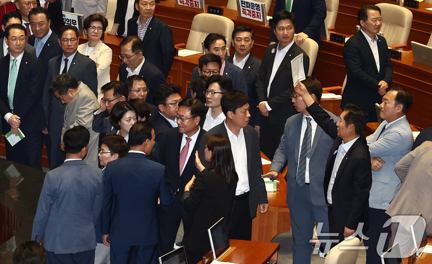 국민의힘 의원들이 4일 오후 서울 여의도 국회 본회의장에서 순직 해병 수사 방해 및 사건 은폐 등의 진상규명을 위한 특별검사의 임명 등에 관한 법률안에 대한 무제한 토론 종결동의의 건이 상정되자 격렬하게 항의하던 도중 정청래 의원이 퇴거명령 종이를 들자 그 모습을 바라보고 있다. 2024.7.4/뉴스1 ⓒ News1 김민지 기자