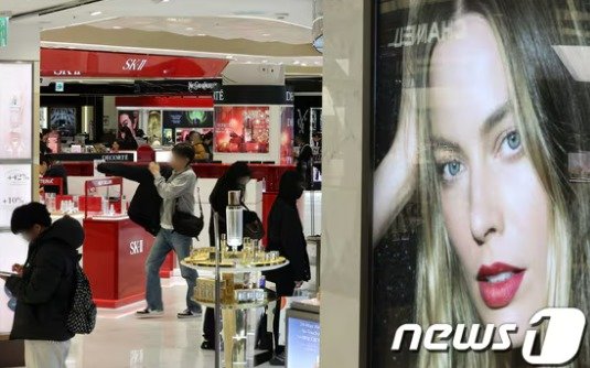 본문 이미지 - 서울 중구의 한 면세점에서 관광객들이 쇼핑을 하고 있다. ⓒ News1 이동해 기자