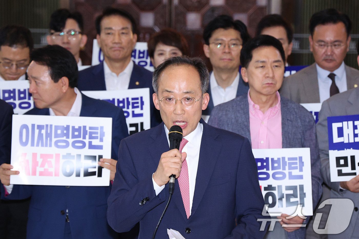 본문 이미지 - 추경호 국민의힘 원내대표가 4일 오후 서울 여의도 국회에서 해병대원 특검법(순직 해병 수사 방해 및 사건 은폐 등의 진상규명을 위한 특별검사의 임명 등에 관한 법률안)이 표결에 들어가자 우원식 국회의장과 이재명 전 더불어민주당 대표를 규탄하는 발언을 하고 있다. 2024.7.4/뉴스1 ⓒ News1 신웅수 기자