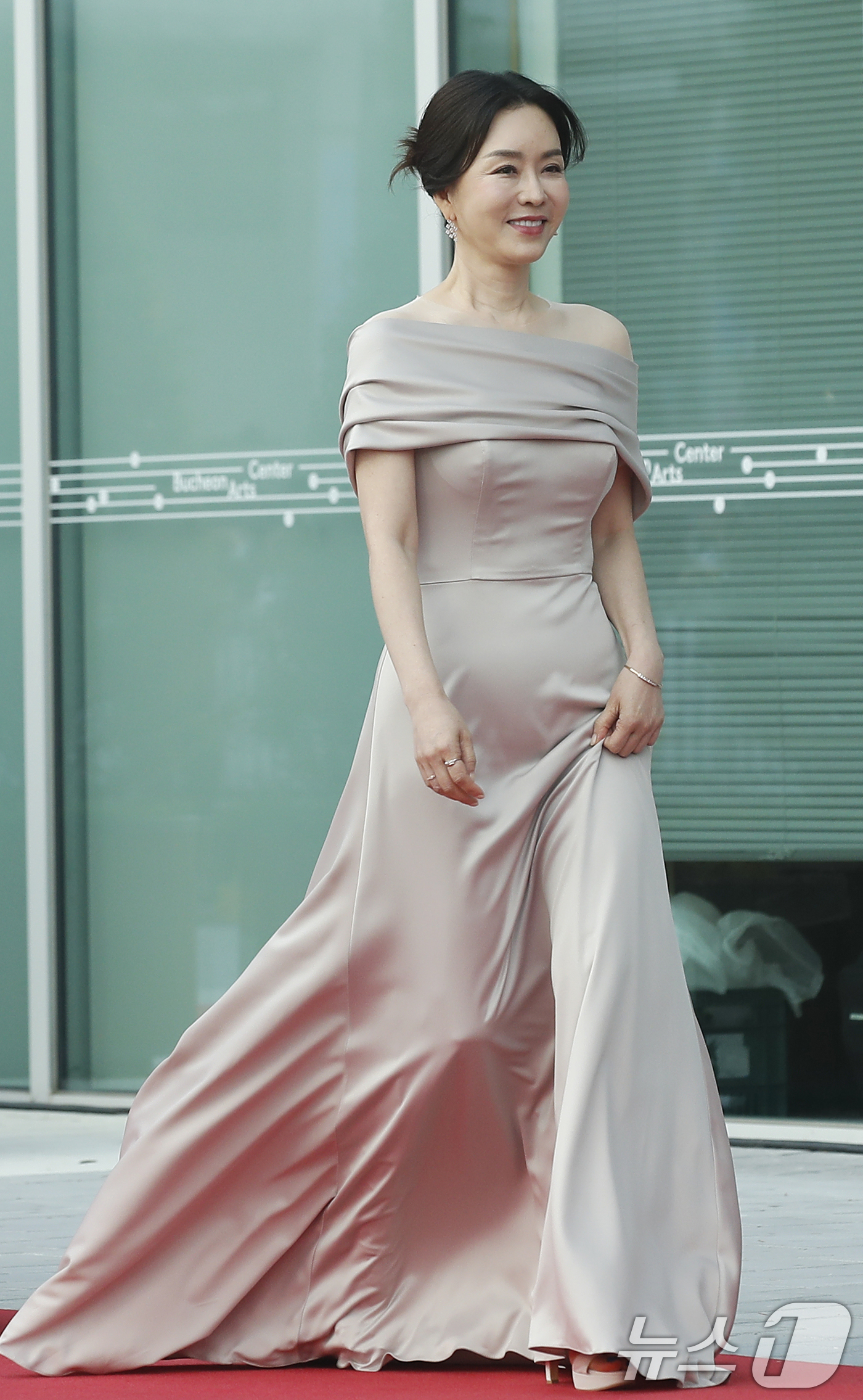 (부천=뉴스1) 권현진 기자 = 배우 김정난이 4일 오후 경기도 부천시청에서 열린 제28회 부천국제판타스틱영화제 레드카펫 행사에 참석하고 있다. 2024.7.4./뉴스1