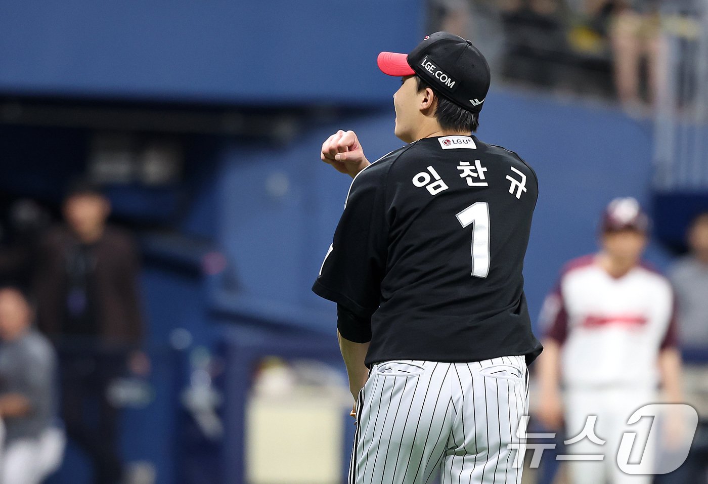 본문 이미지 - 4일 서울 구로구 고척스카이돔에서 열린 프로야구 2024 신한은행 SOL뱅크 KBO리그 LG 트윈스와 키움 히어로즈의 경기, LG 선발투수 임찬규가 위기를 넘긴 뒤 환호하고 있다. 2024.7.4/뉴스1 ⓒ News1 이동해 기자