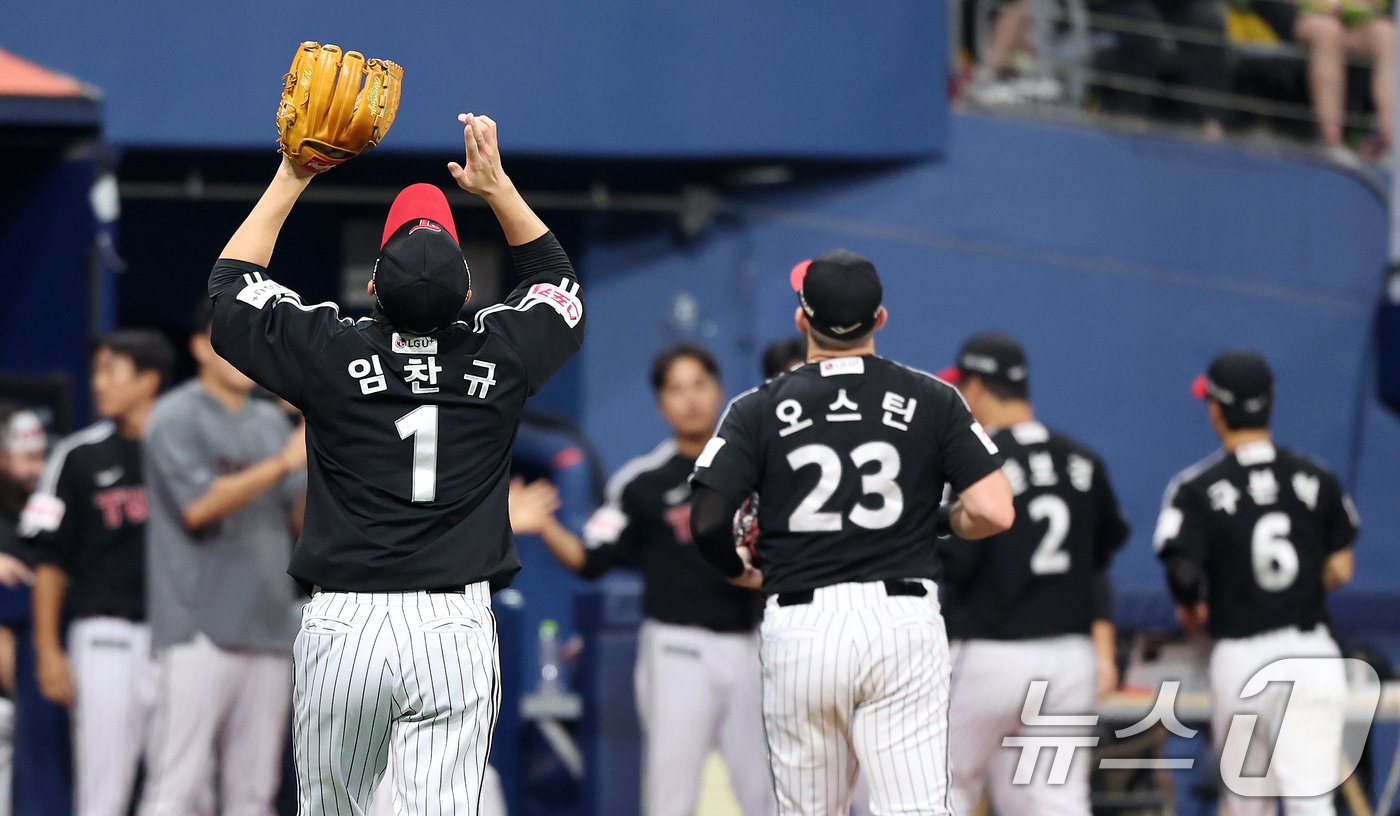 본문 이미지 - 4일 서울 구로구 고척스카이돔에서 열린 프로야구 2024 신한은행 SOL뱅크 KBO리그 LG 트윈스와 키움 히어로즈의 경기, LG 선발투수 임찬규가 위기를 넘긴 뒤 더그아웃으로 향하며 환호하고 있다. 2024.7.4/뉴스1 ⓒ News1 이동해 기자