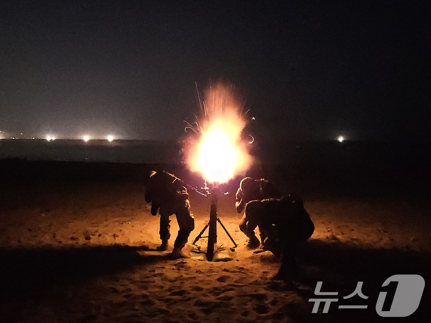 육군 50사단 해룡여단이 4일 오후 경북 포항시 북구 송라면 화진해안사격장에서 야간 사격 훈련을 실시하고 있다.  &#40;육군 50사단제공&#41; 2024.7.4/뉴스1 ⓒ News1 최창호 기자