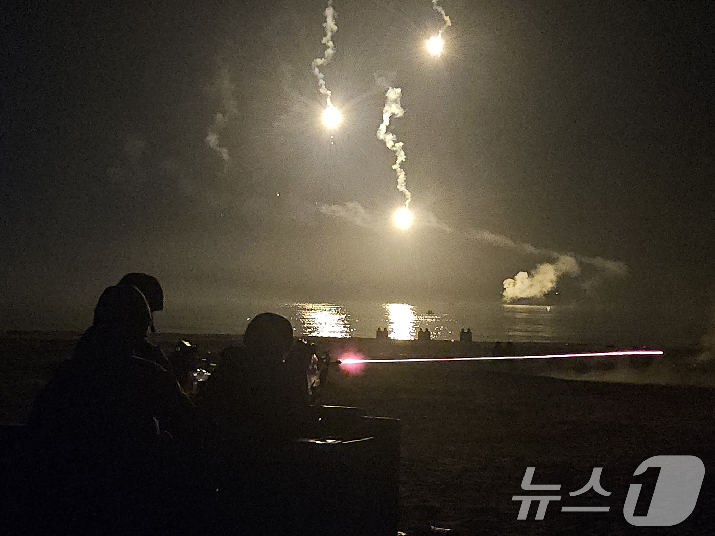 (포항=뉴스1) 최창호 기자 = 육군 50사단 해룡여단이 4일 오후 경북 포항시 북구 송라면 화진해안사격장에서 야간 사격 훈련을 실시하고 있다.이날 훈련은 잠수정으로 해안으로 침투 …