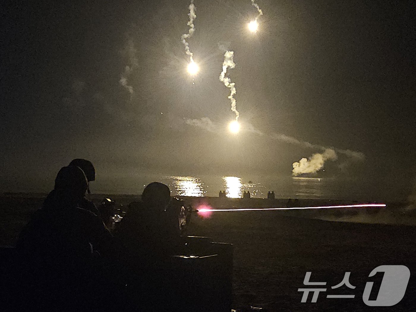 육군 50사단 해룡여단이 4일 오후 경북 포항시 북구 송라면 화진해안사격장에서 야간 사격 훈련을 실시한 가운데 조명탄이 밤바다를 밝히고 있다. &#40;육군 50사단제공&#41; 2024.7.4/뉴스1 ⓒ News1 최창호 기자