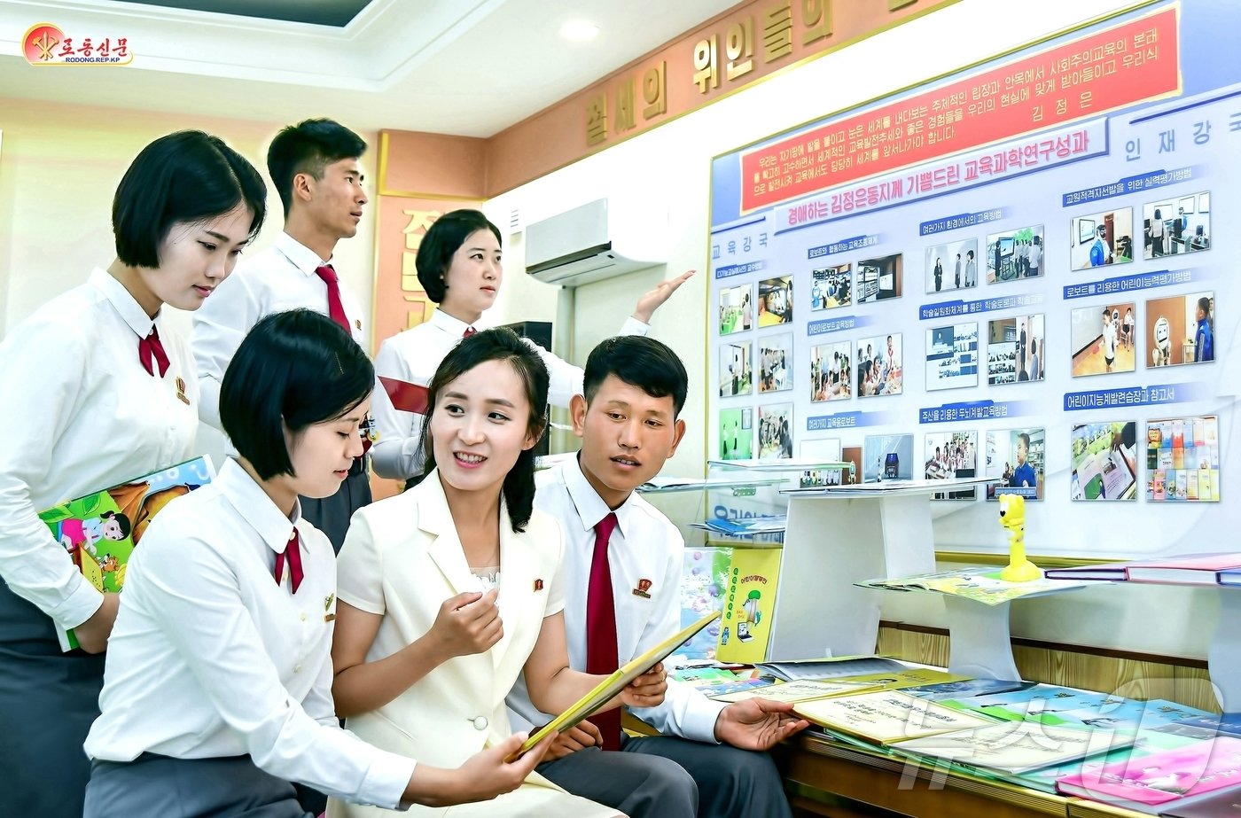 본문 이미지 - (평양 노동신문=뉴스1) =북한 평양교원대학. 가운데 여성은 김일성 배지를 착용했으나 오른쪽 남성은 김일성·김정일 배지를 착용했다. [국내에서만 사용가능. 재배포 금지. DB 금지. For Use Only in the Republic of Korea. Redistribution Prohibited] rodongphoto@news1.kr