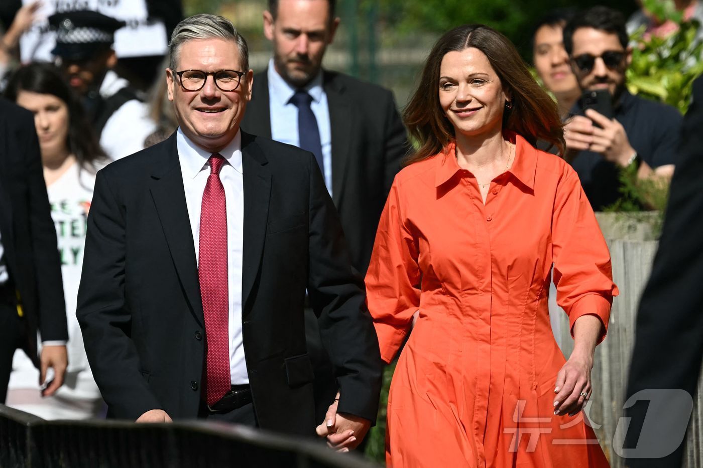 본문 이미지 - 4일(현지시간) 투표장으로 향하고 있는 스타머 부부.  ⓒ AFP=뉴스1 ⓒ News1 조유리 기자