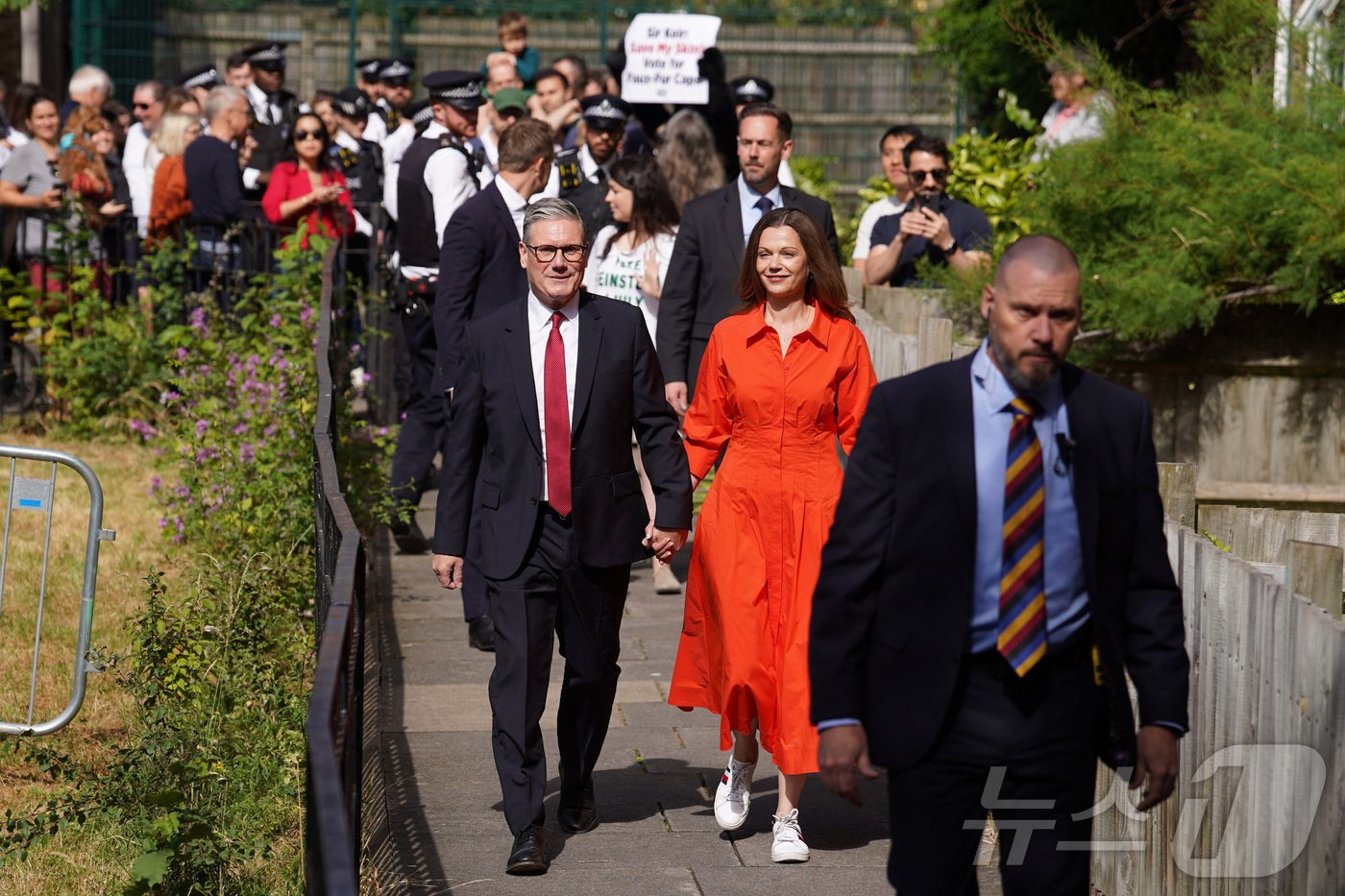 본문 이미지 - 4일(현지시간)  스타머 노동당 대표가 부인과 함께 투표소로 가고 있다. ⓒ 로이터=뉴스1 ⓒ News1 박형기 기자