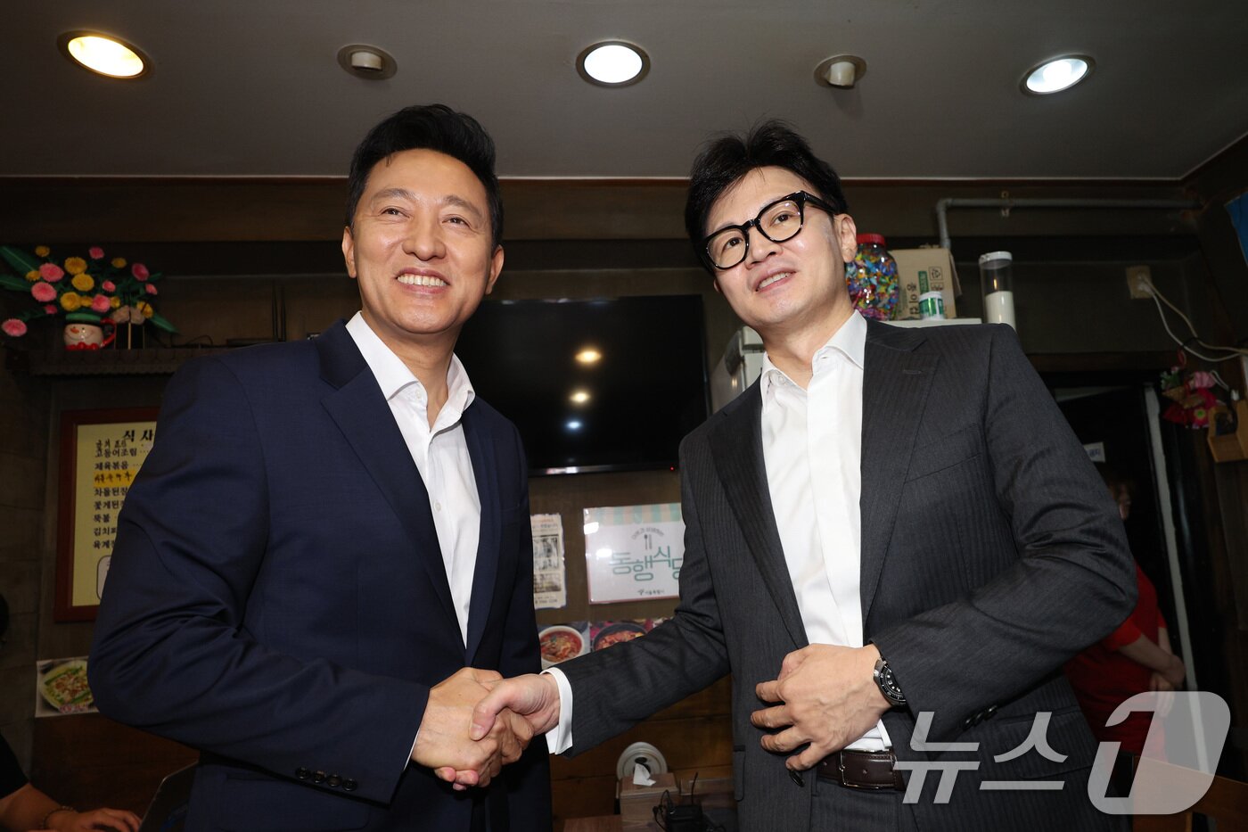 본문 이미지 - 지난해 7월 당시 한동훈 국민의힘 당대표 후보와 오세훈 서울시장이 5일 서울 용산구 동자동 쪽방촌 동행식당에서 만나 조찬 회동에 앞서 인사하고 있다. 2024.7.5/뉴스1 ⓒ News1 신웅수 기자