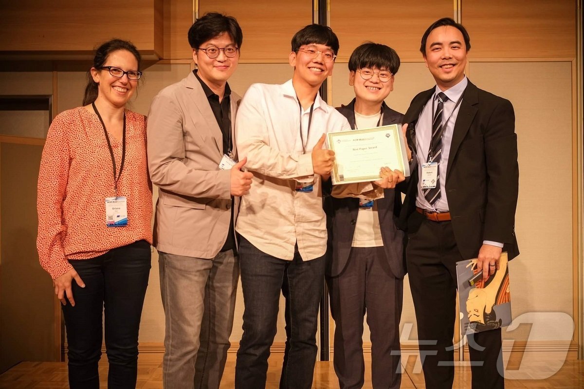 왼쪽 두 번째부터 KAIST 전기및전자공학부 김성민 교수, 배강민 박사과정, 문한결 박사과정 등이 기념촬영을 하고 있다.&#40;카이스트 제공&#41;/뉴스1