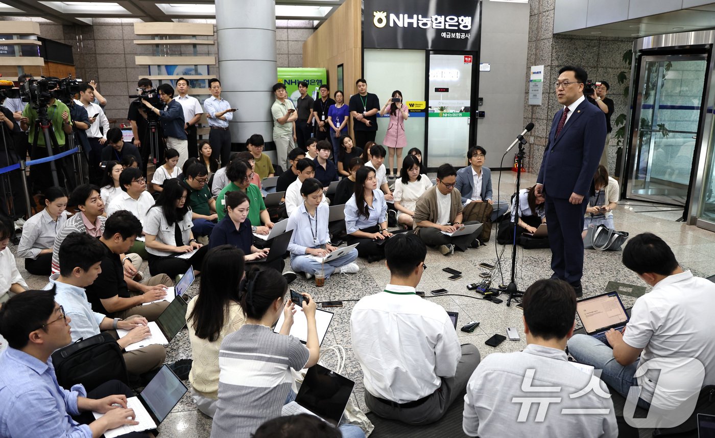 본문 이미지 - 김병환 금융위원장 후보자가 5일 오전 서울 중구 예금보험공사에 마련된 인사청문회 준비 사무실로 출근하며 소감을 밝히고 있다. 2024.7.5/뉴스1 ⓒ News1 구윤성 기자