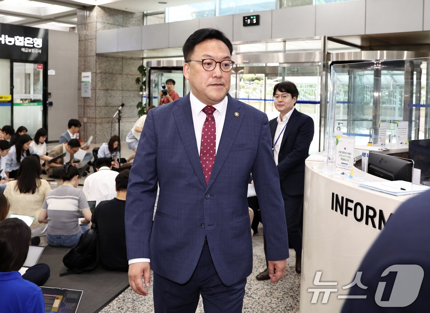 본문 이미지 - 김병환 금융위원장 후보자가 5일 오전 서울 중구 예금보험공사에 마련된 인사청문회 준비 사무실로 출근하고 있다. 2024.7.5/뉴스1 ⓒ News1 구윤성 기자