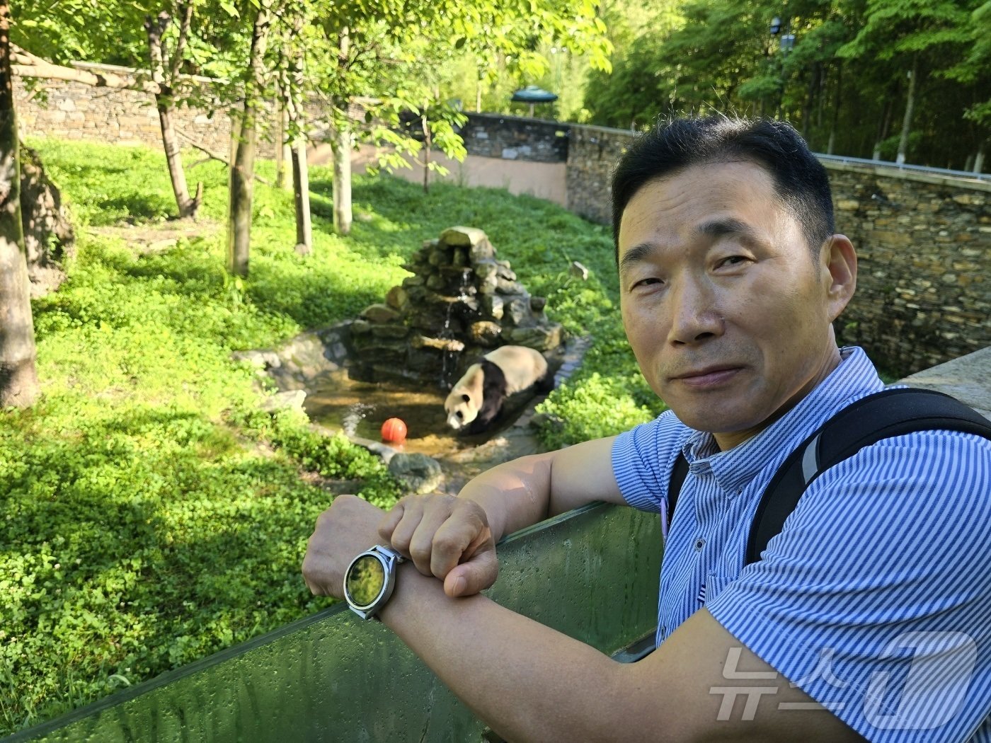 중국 쓰촨성 워룽 선수핑 판다기지를 방문한 강철원 사육사&#40;에버랜드 제공&#41;