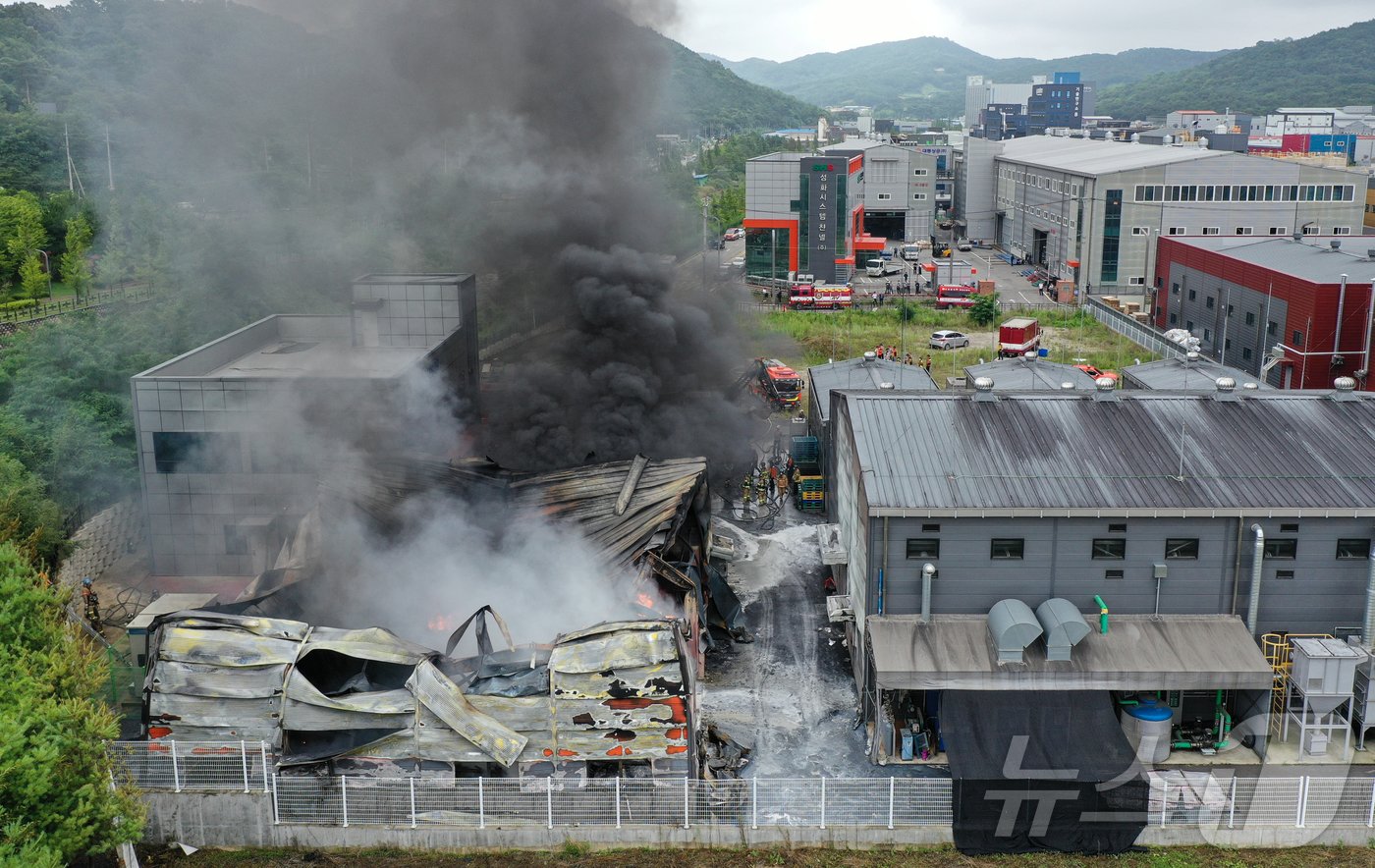 5일 오전 경기도 화성시 전곡산업단지 내 한 잉크 제조공장에서 화재가 발생해 나 소방관들이 진화작업을 하고 있다. 2024.7.5/뉴스1 ⓒ News1 김도우 기자