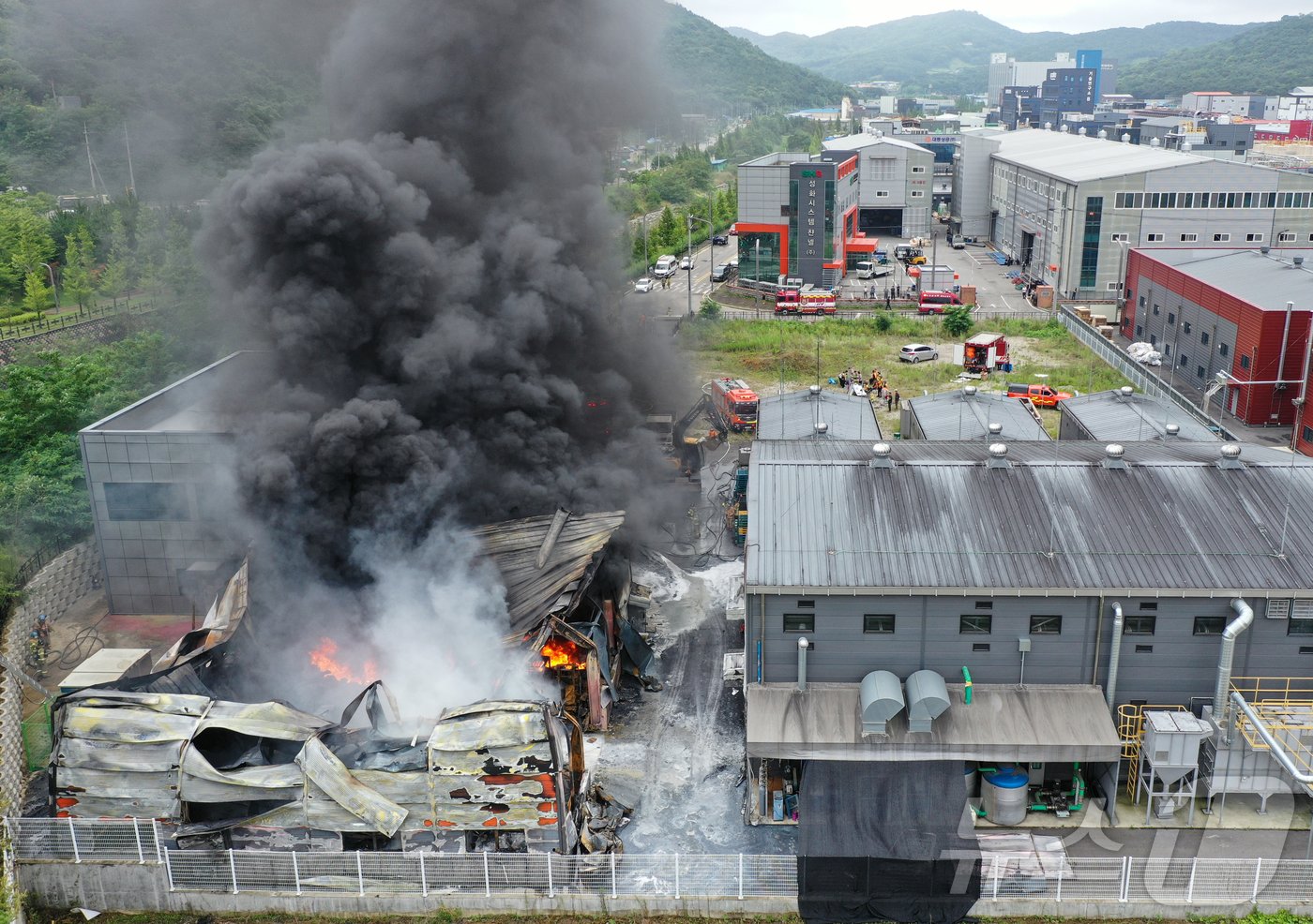 5일 오전 경기도 화성시 전곡산업단지 내 한 잉크 제조공장에서 화재가 발생해 나 소방관들이 진화작업을 하고 있다. 2024.7.5/뉴스1 ⓒ News1 김도우 기자