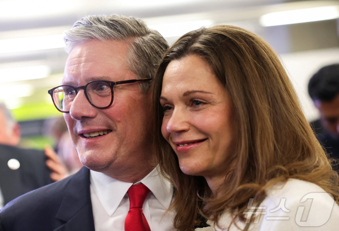 본문 이미지 - 키어 스타머 영국 노동당 대표가 5일 (현지시간) 런던에서 14년만에 승리한 조기 총선의 개표 결과를 보며 부인과 포즈를 취하고 있다. 2024.07.05 ⓒ 로이터=뉴스1 ⓒ News1 우동명 기자