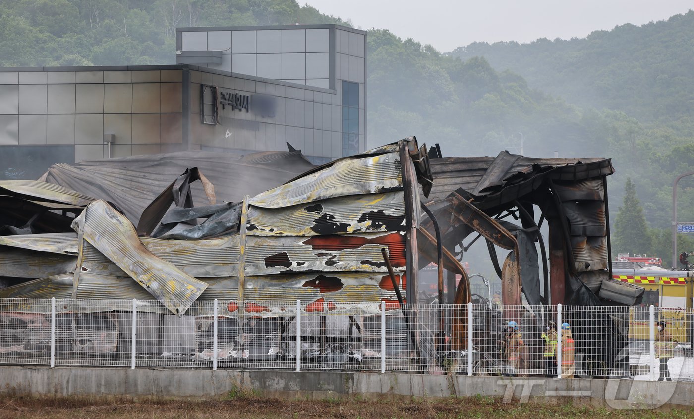 5일 오전 경기도 화성시 전곡산업단지 내 한 잉크 제조공장에서 화재가 발생해 나 소방관들이 진화작업을 하고 있다. 2024.7.5/뉴스1 ⓒ News1 김도우 기자